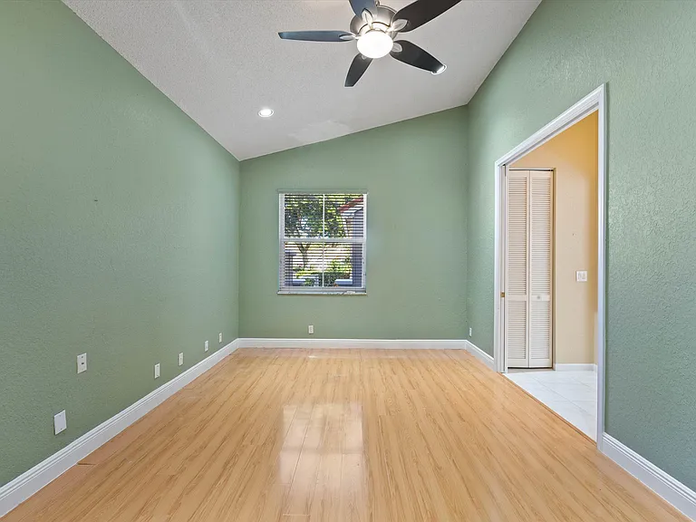 10860 Fairmont Village Dr — Photo 32