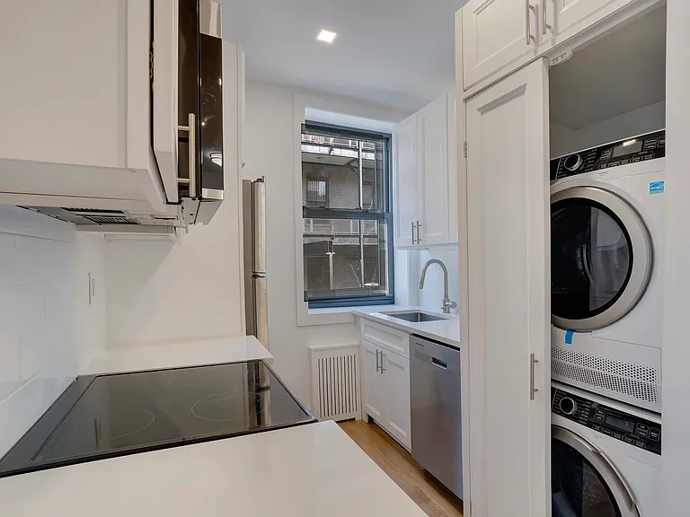 185 E 3rd St #4H — Photo 4