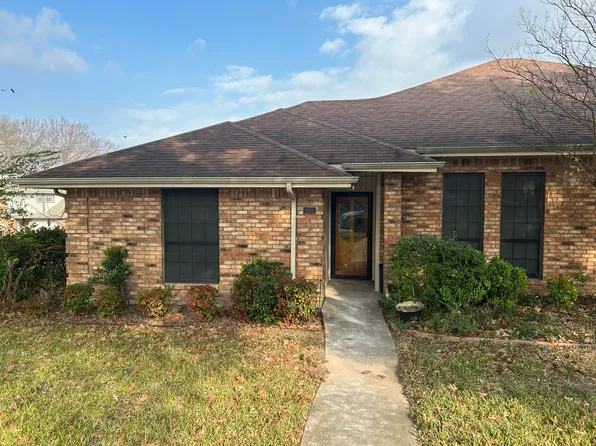801 Summit Dr, Desoto, TX 75115