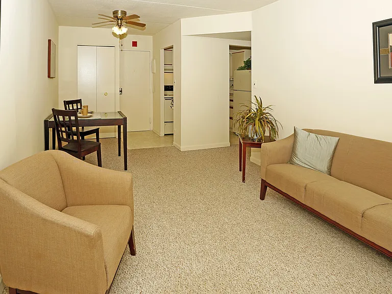 METRO TOWER APARTMENTS — Photo 15
