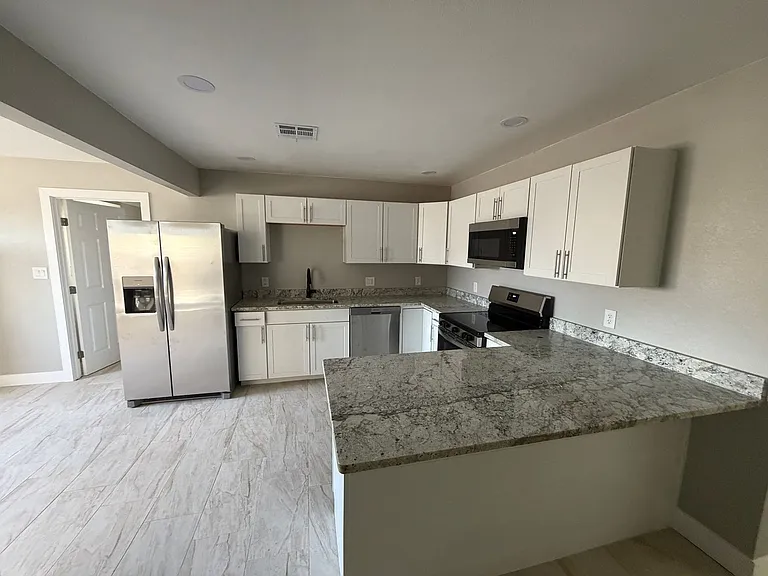 2501 W Sweetwater Ave — Photo 2
