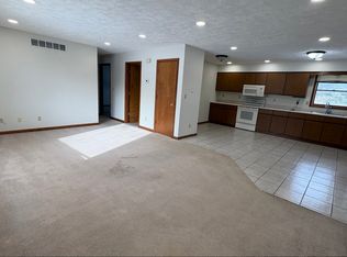 104 Dennis Dr #104B, Eureka, IL 61530