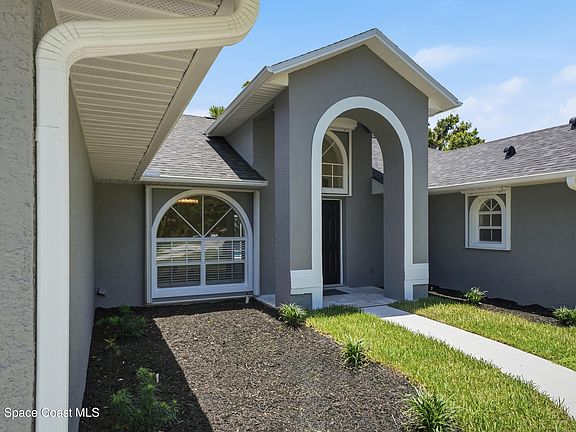 4th image of 584 Laurel Oak Ct NE