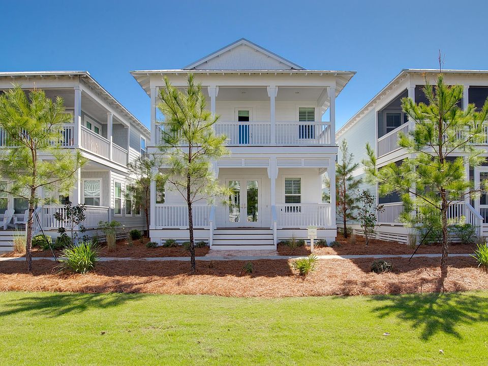 Overlooks the special Palmetto Park