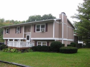 1215 Oak Tree Rd, Akron, OH 44320