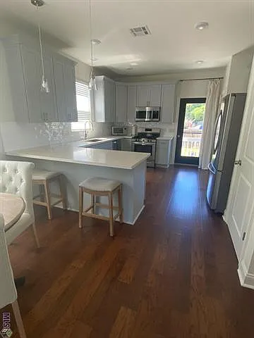3 bed, 2.0 bath, 1368 sqft, $2,300 — Photo 3