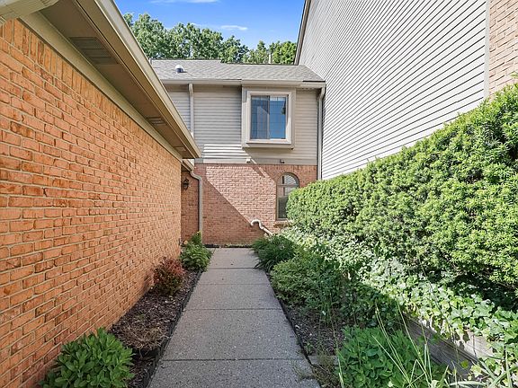 4th image of 844 Woodridge Hills Dr #99