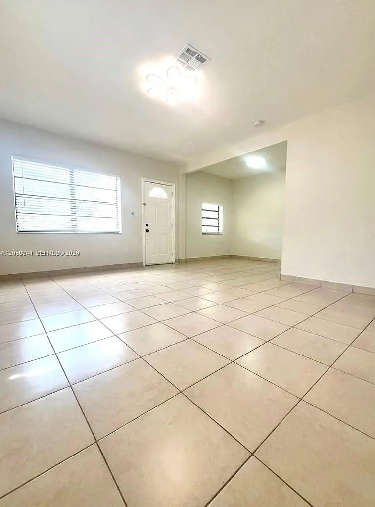3 bed, 1.0 bath, 1316 sqft, $2,895 — Photo 3