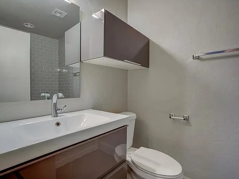 6000 N Brookline Ave #60 — Photo 4