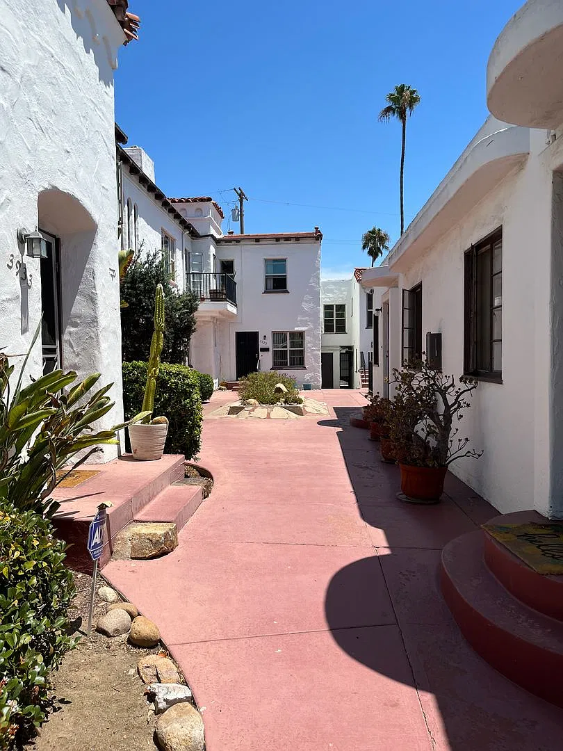 North Park -Charming upper 2Br/1Ba Spanish style apt. w/garage+coin laundry — Photo 4