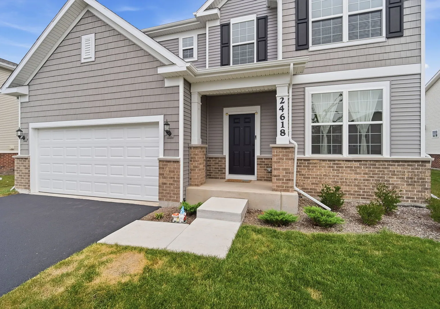 4 bed, 2.5 bath, 2716 sqft, $4,200 — Photo 2