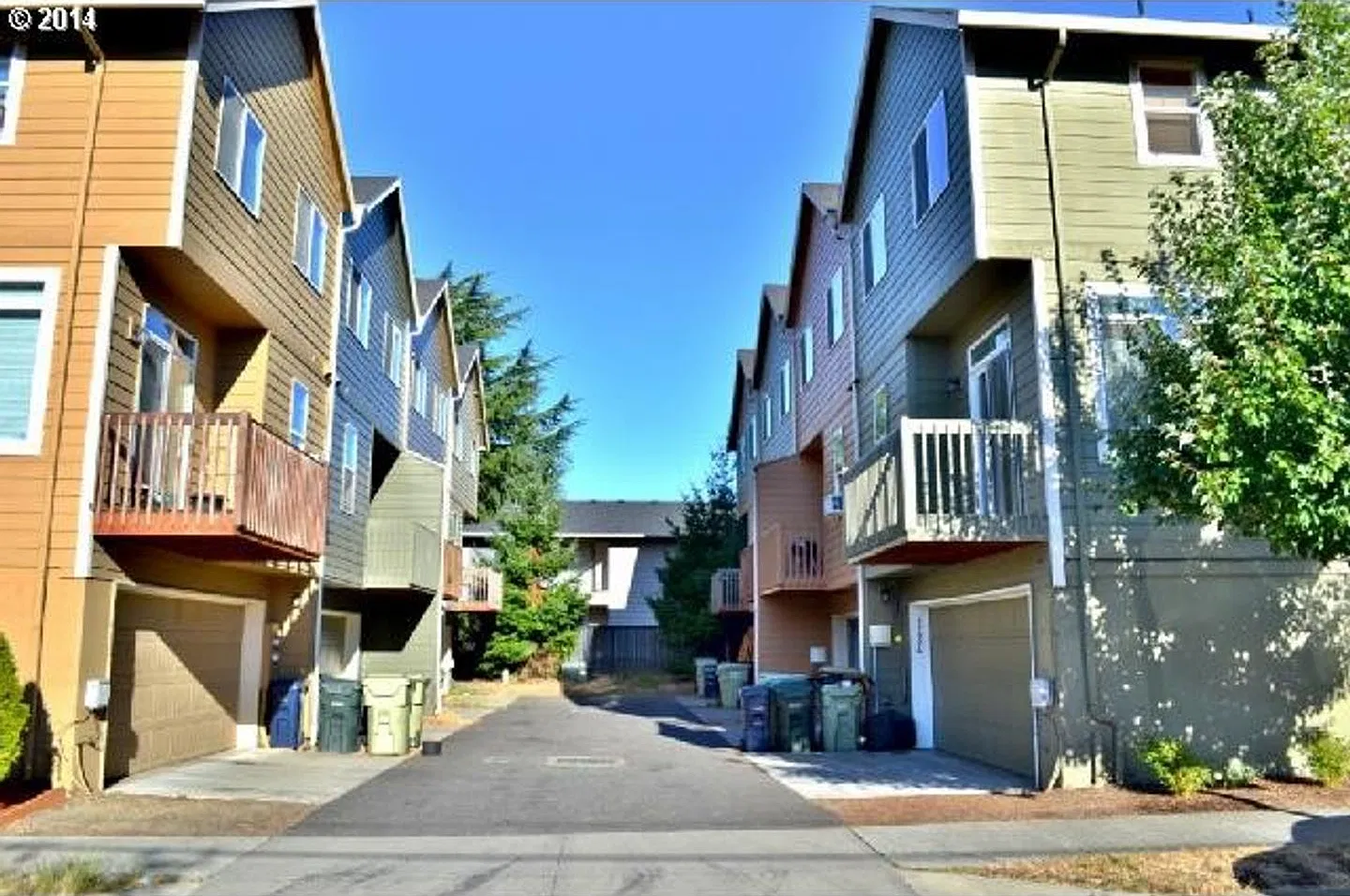 Bright Beaverton Townhome with Spacious Living Areas, Decorative Fireplace & Functional Kitchen — Photo 2
