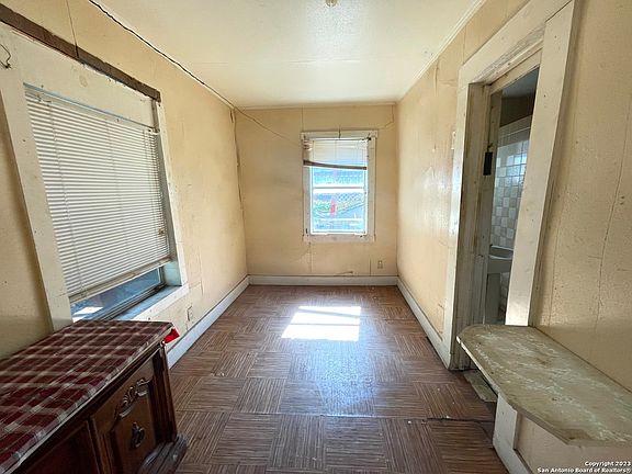 4th image of 224 Bee St