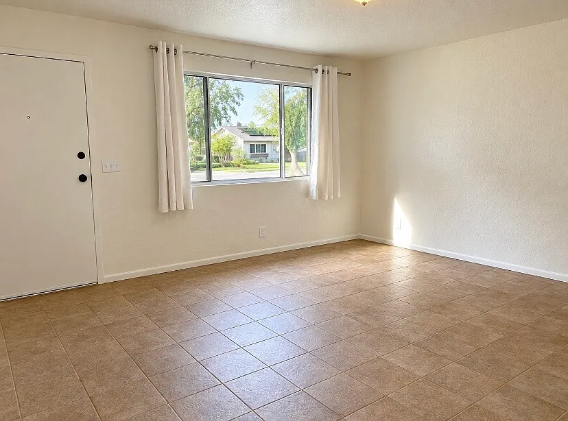 3 bed, 1092 sqft, $1,995 — Photo 3