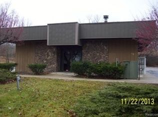 50 S Williams Lake Rd, White Lake, MI 48386
