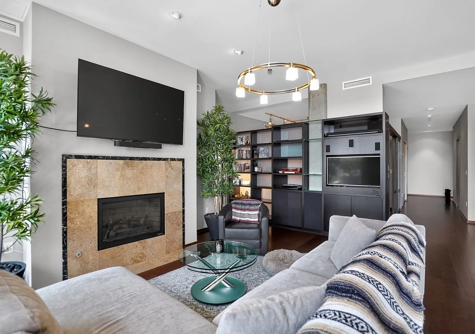 Stylish 2BR Penthouse in Downtown Portland — Photo 2