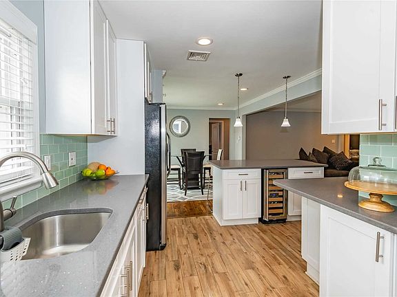 4th image of 826 Dogwood Ave