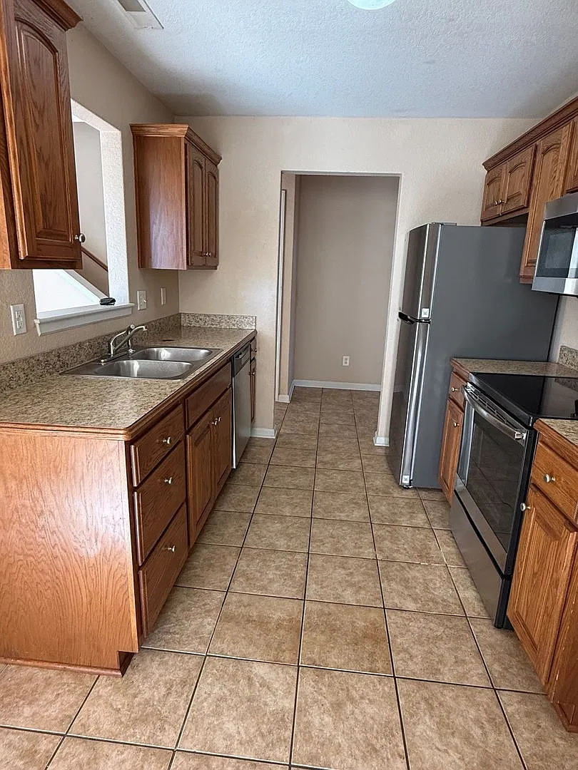 Spacious 3-Bedroom Duplex in Junction City's North Park Area! — Photo 4