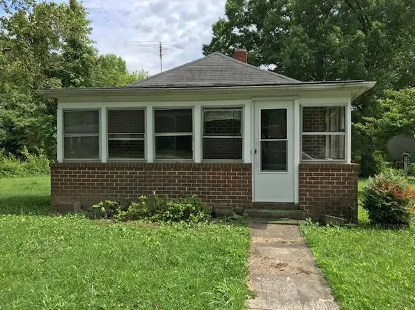 817 2nd St, Blackstone, VA 23824