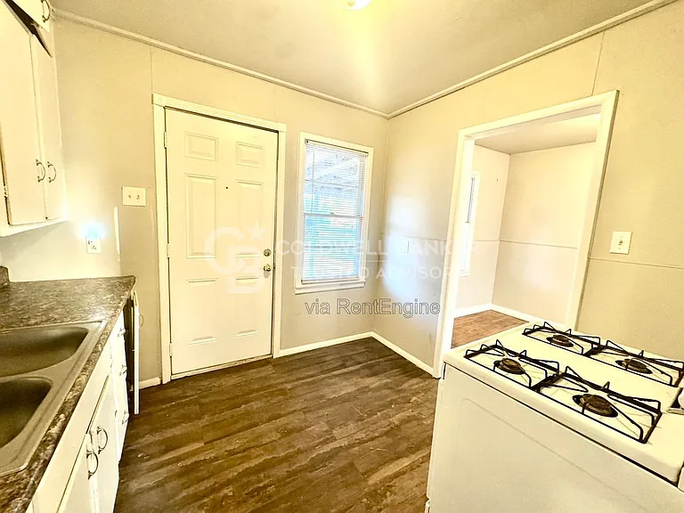 3213 Erskine St — Photo 7