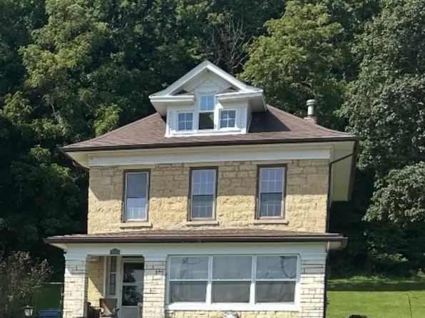 808 N 3rd St, Bellevue, IA 52031