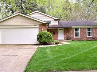 352 Berry Dr, Naperville, IL 60540