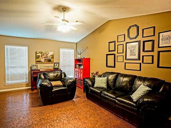 3rd image of 2513 Red Oak Dr
