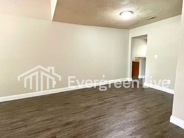 4 bed, 2.5 bath, 1815 sqft, $1,595 — Photo 4