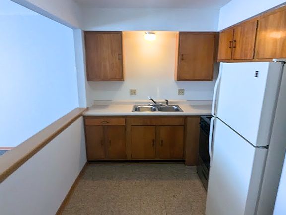 4th image of 2820 W Kilbourn Ave #303
