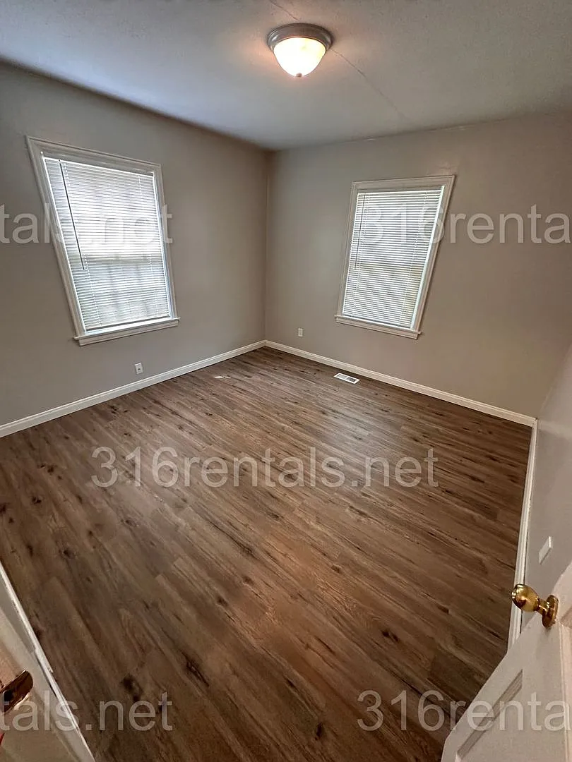 $950 - 2 bed 1 bath - Single Family Home — Photo 4