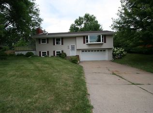 1214 Pike Lake Dr, New Brighton, MN 55112