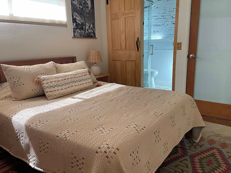Queen bed with ensuite bathroom.