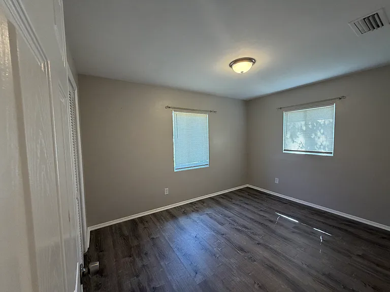 204 Melody Ln — Photo 8