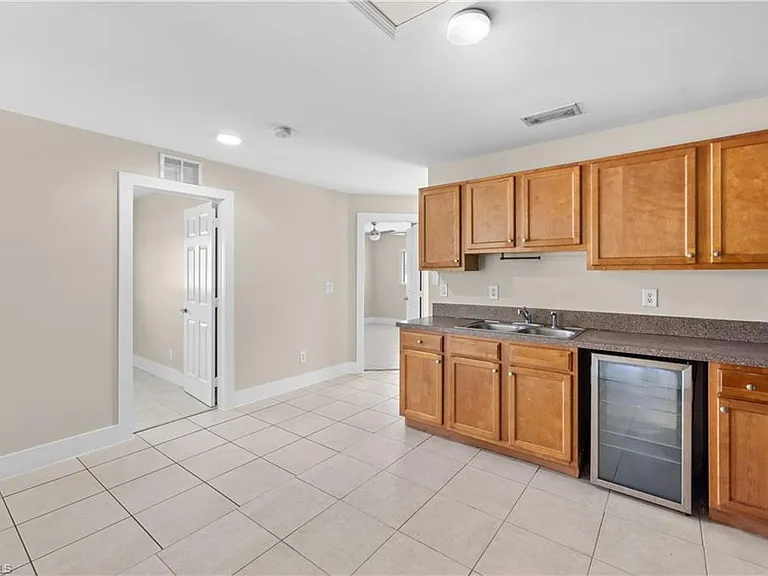 909 Jaguar Blvd — Photo 6