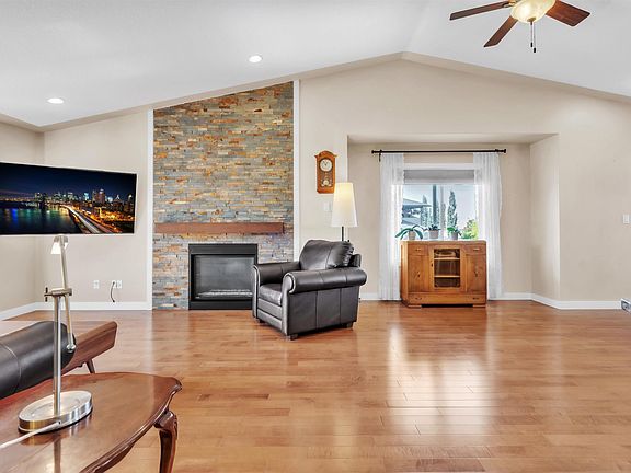 4th image of 702 Pheasant Close