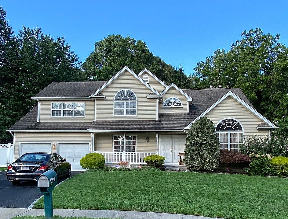 6 Denise Ct, So. Huntington