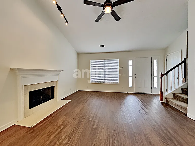 916 Springs Hill Way — Photo 6