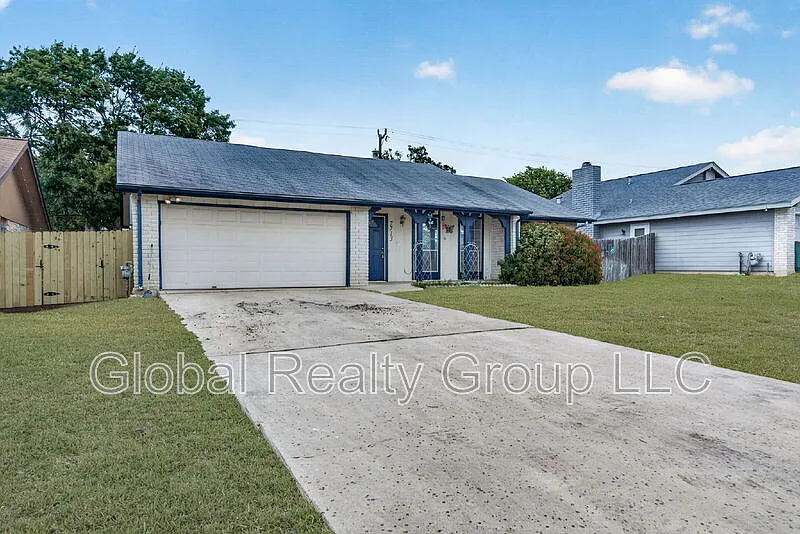 3 bed, 2.0 bath, 1243 sqft, $1,700 — Photo 2