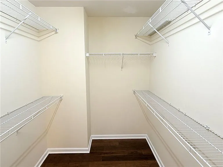2380 Fairlie Dr — Photo 16