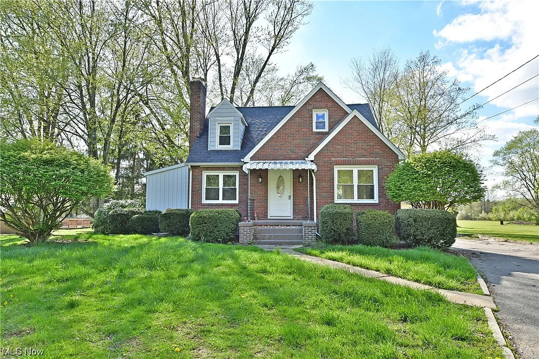 1484 Niles Cortland Rd NE photo 1