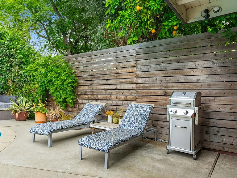 13557 Kittridge St — Photo 38