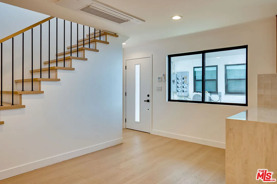 1 bed, 1.5 bath, 1000 sqft, $4,950 — Photo 2