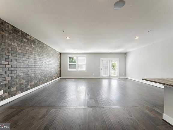 3rd image of 44750 Tiverton Sq