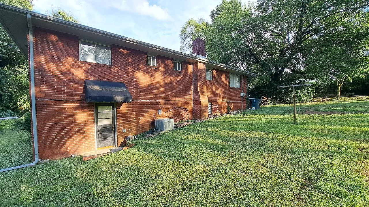 5 bed, 1.5 bath, 1935 sqft, $2,250 — Photo 4