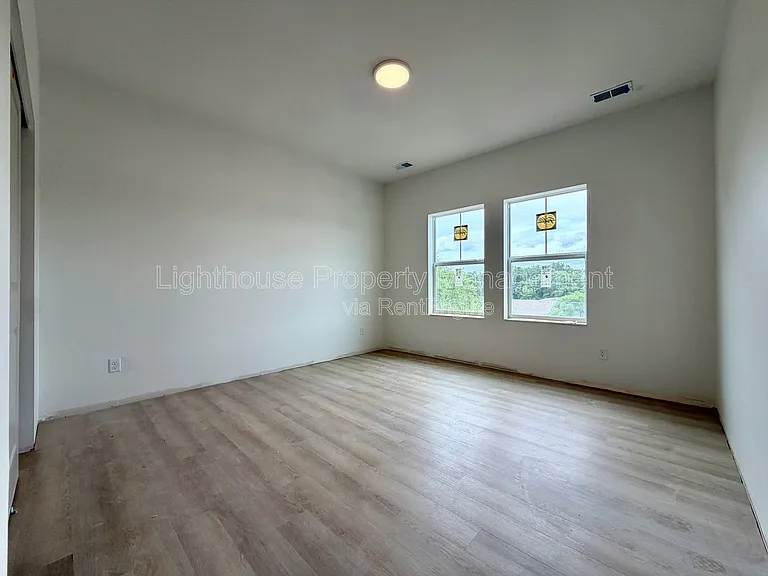 Riverbend Flats Apartments — Photo 130