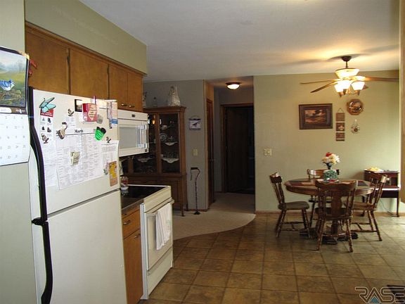 3rd image of 1009 Linden St