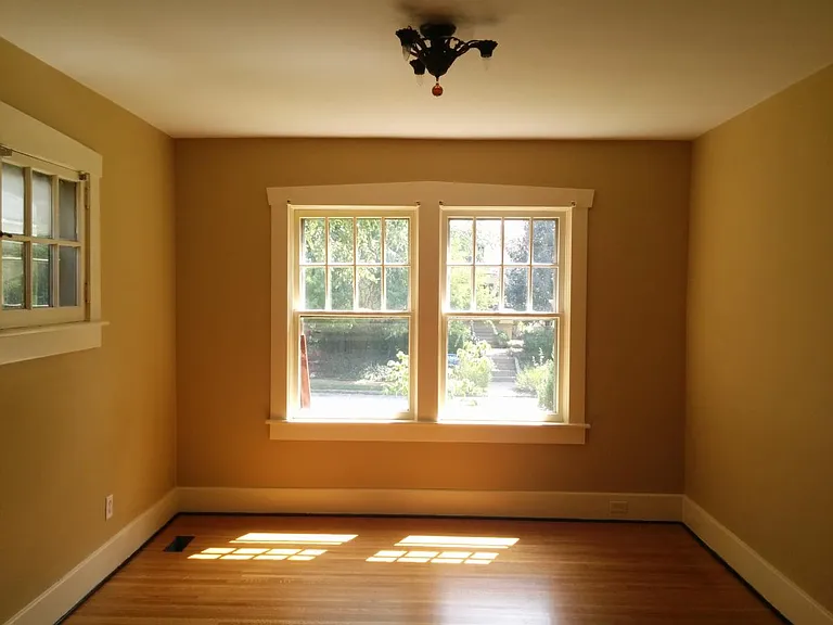 Bright front living room. Plenty of sunlight