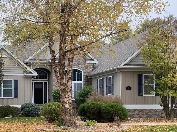 1 Oakmont Dr, Coal Valley, IL 61240