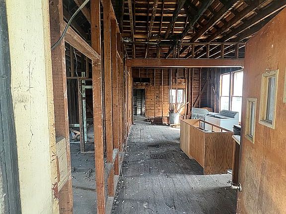 5th image of 160 E Claremont St