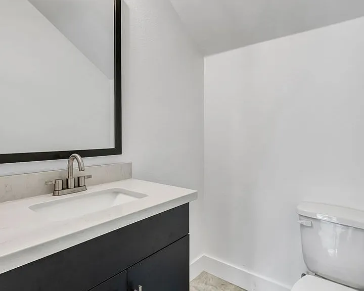 211 Lynn Dr — Photo 8